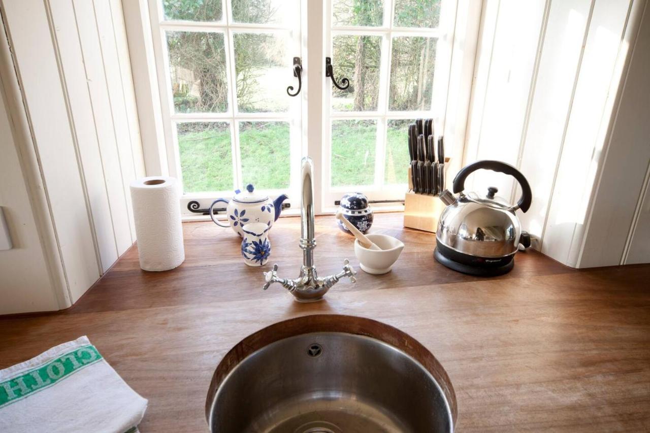 The Lodge: Adorable, Romantic Thatched Cottage Freshwater Eksteriør billede
