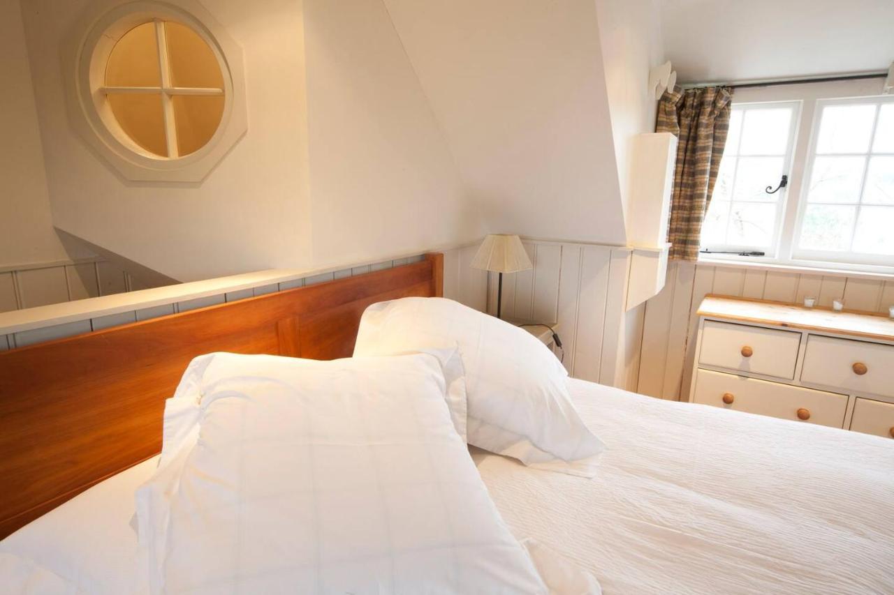 The Lodge: Adorable, Romantic Thatched Cottage Freshwater Eksteriør billede