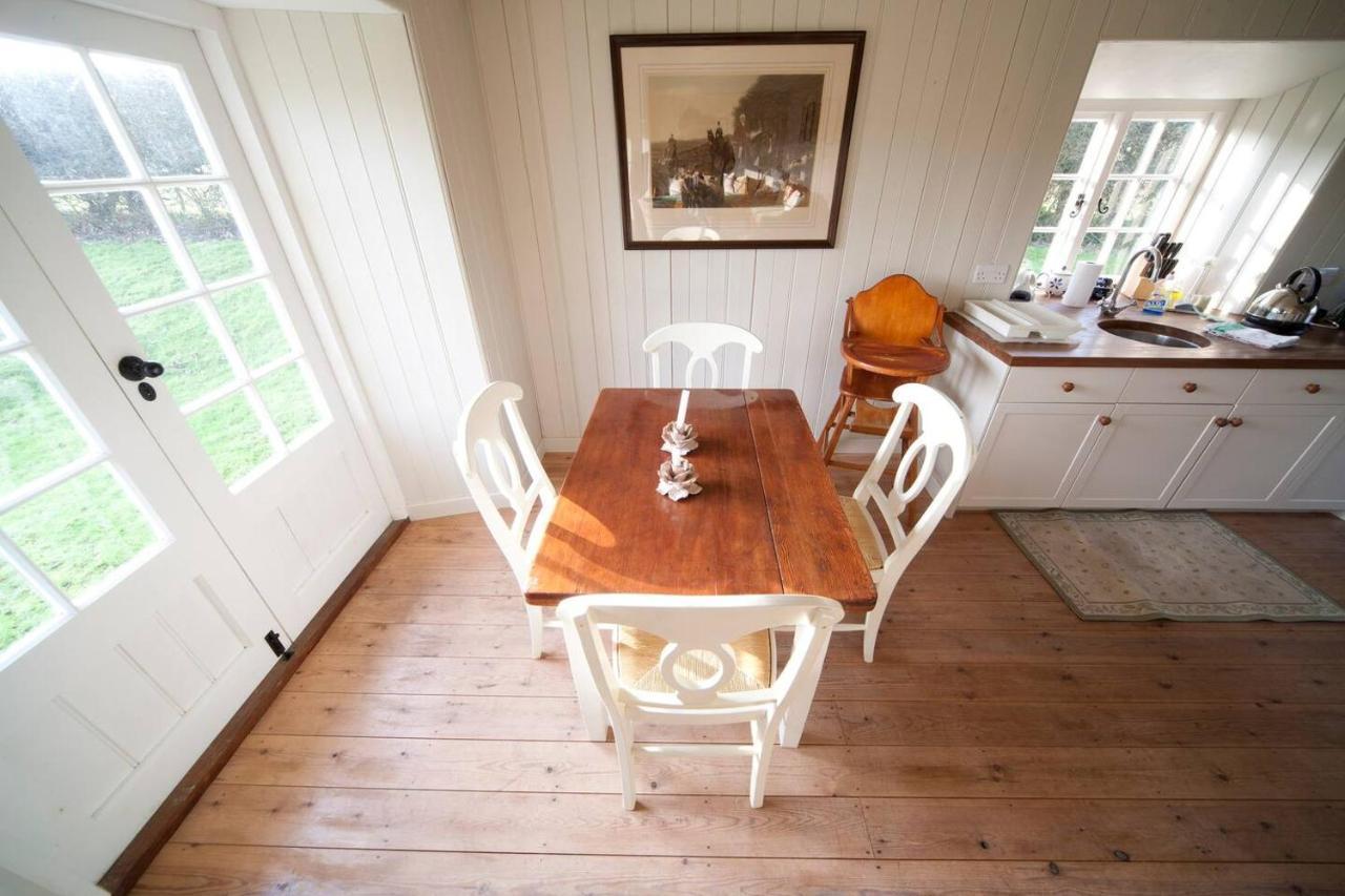 The Lodge: Adorable, Romantic Thatched Cottage Freshwater Eksteriør billede