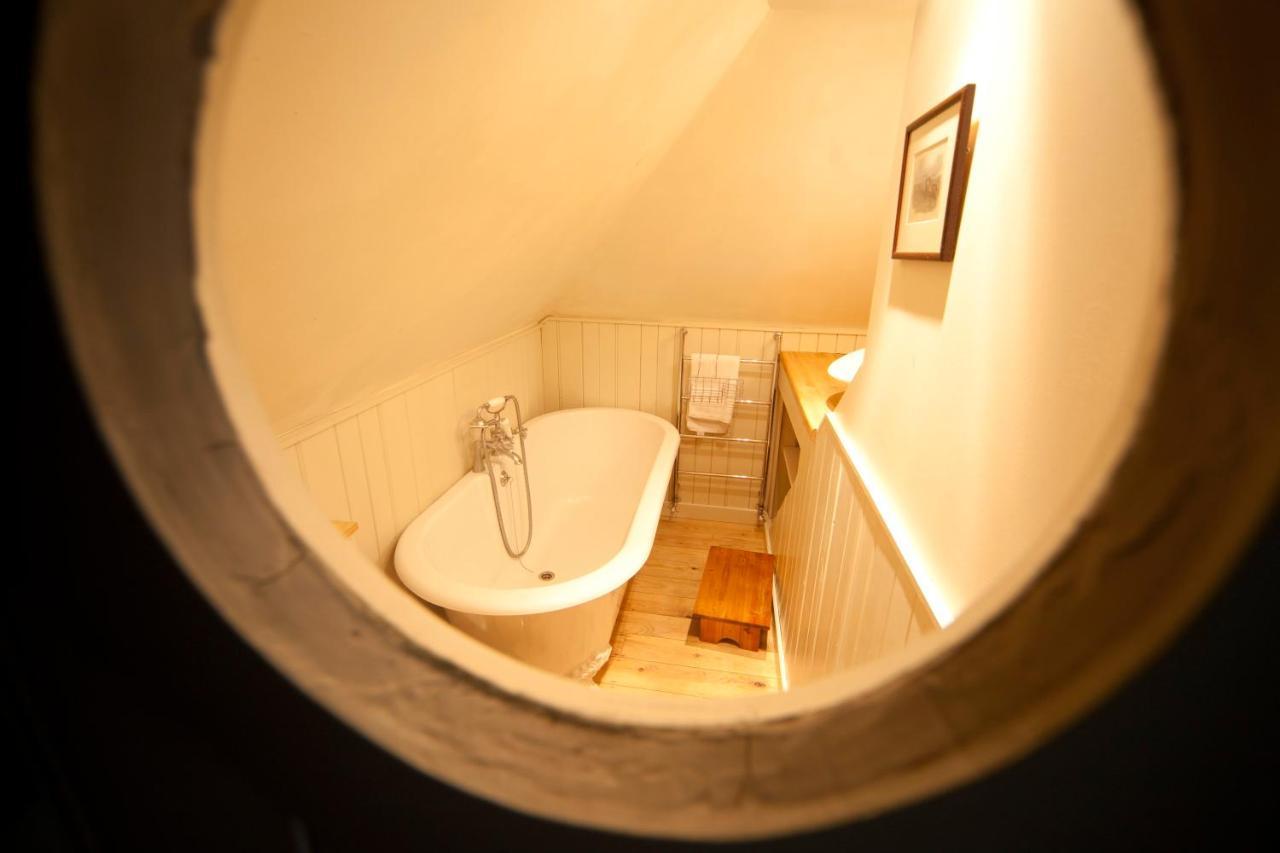 The Lodge: Adorable, Romantic Thatched Cottage Freshwater Eksteriør billede